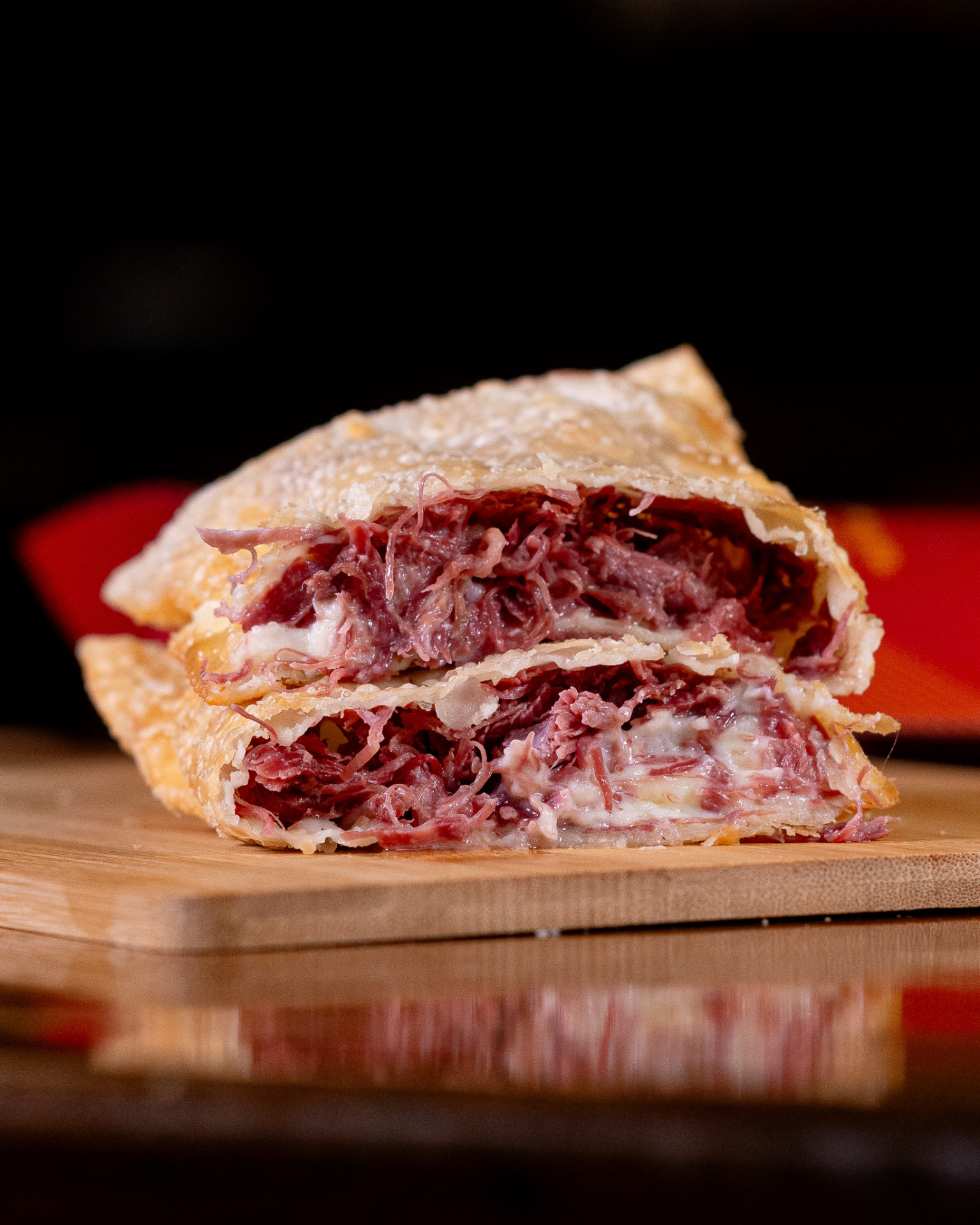 Pastel crocante recheado com carne seca