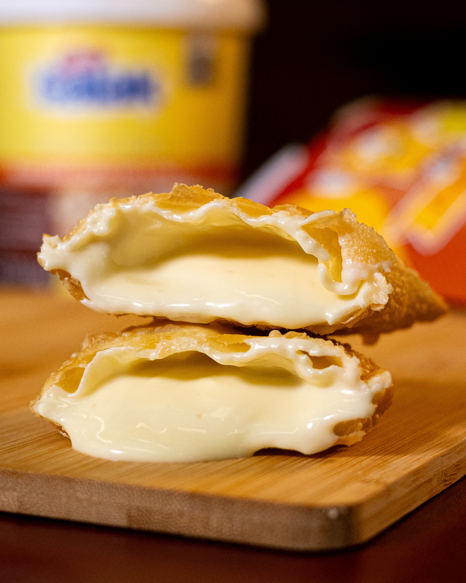 Pastel aberto com recheio generoso de queijo